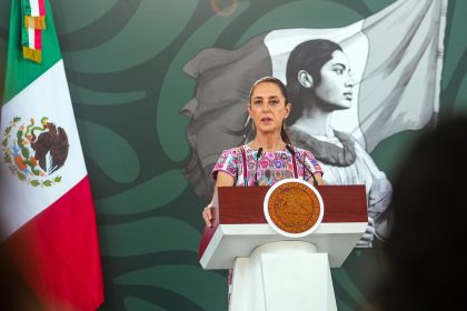 La presidenta de México, Claudia Sheinbaum, habla durante su rueda de prensa diaria este viernes, en Acapulco estado de Guerrero (México). EFE/ David Guzmán