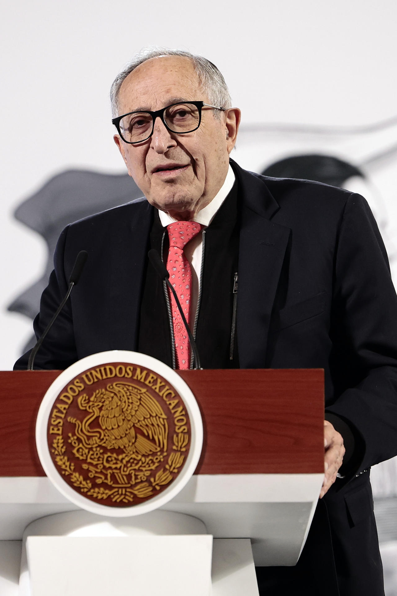 El secretario de Salud de México, David Kershenobich, habla durante la conferencia de prensa matutina de la presidenta de México Claudia Sheinbaum este martes, en el Palacio Nacional en la Ciudad de México (México). EFE/ José Méndez
