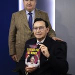 Los autores del libro "El mejor país del mundo", Aníbal Gutiérrez (d) y Leonardo Curzio (i) posan al termino de una entrevista con EFE, en la Ciudad de México (México). EFE/José Méndez