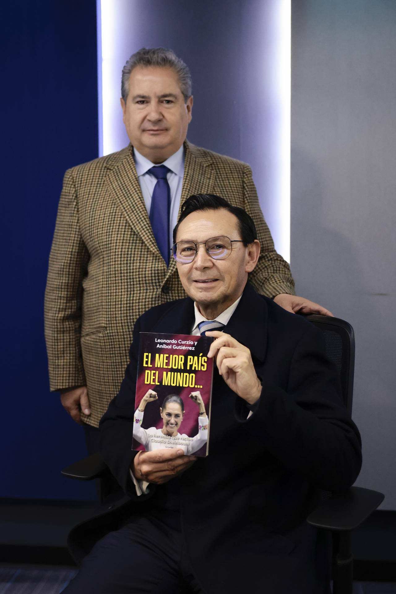 Los autores del libro "El mejor país del mundo", Aníbal Gutiérrez (d) y Leonardo Curzio (i) posan al termino de una entrevista con EFE, en la Ciudad de México (México). EFE/José Méndez