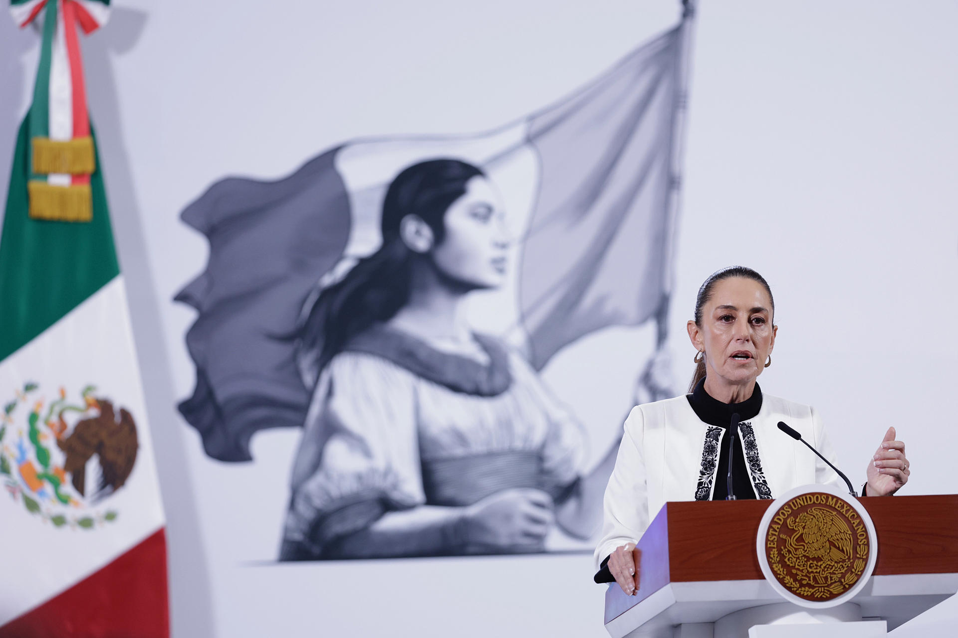 La presidenta de México, Claudia Sheinbaum, habla durante una rueda de prensa este jueves, en el Palacio Nacional de Ciudad de México (México). EFE/ Sáshenka Gutiérrez
