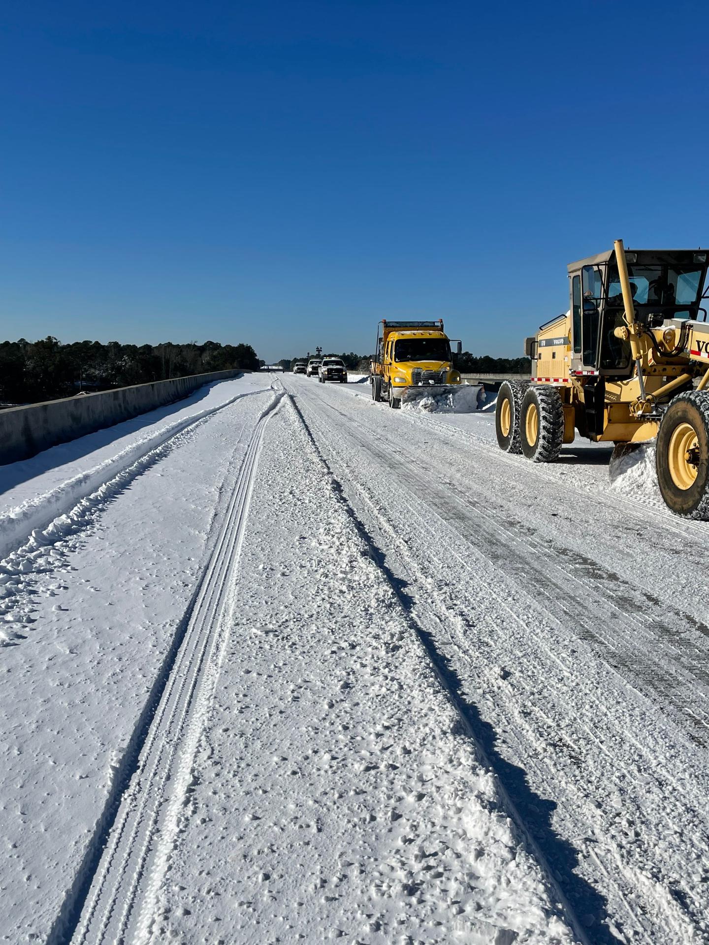 Fotografía cedida por el Distrito 3 del Departamento de Transporte de Florida (FDOT District 3) de camiones quitando nieve en una carretera este miércoles, en Milton (Estados Unidos). EFE/ Distrito 3 del Departamento de Transporte de Florida /SOLO USO EDITORIAL/SOLO DISPONIBLE PARA ILUSTRAR LA NOTICIA QUE ACOMPAÑA (CRÉDITO OBLIGATORIO)
