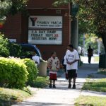 Imagen de archivo de niños refugiados haitianos que caminan a la salida de la sede de la YMCA en Windsor, Ontario, Canadá. EFE/NESTOR PONCE