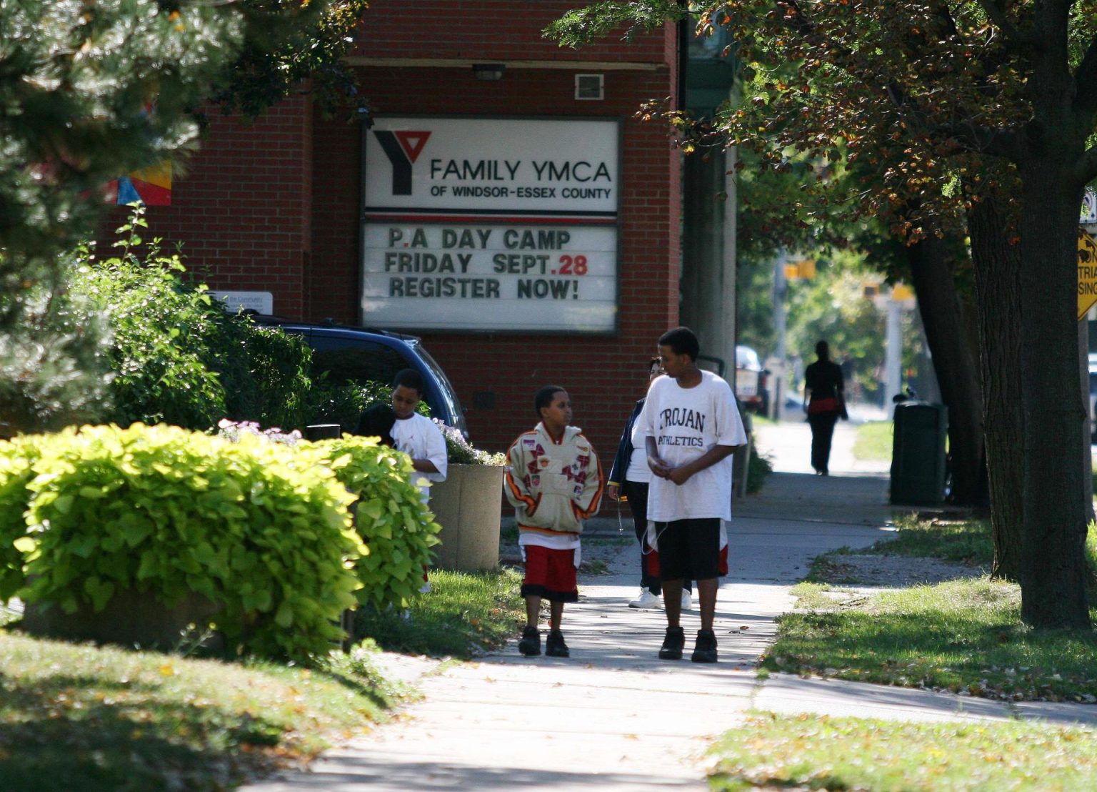 Imagen de archivo de niños refugiados haitianos que caminan a la salida de la sede de la YMCA en Windsor, Ontario, Canadá. EFE/NESTOR PONCE