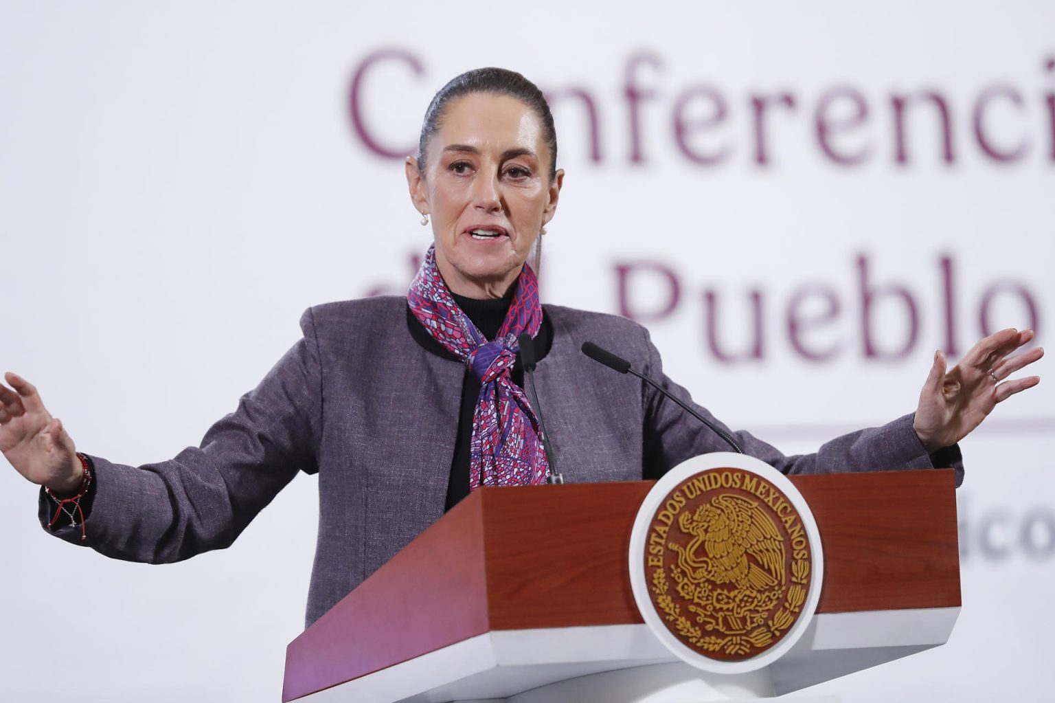 La presidenta de México, Claudia Sheinbaum habla durante una rueda de prensa este martes, en el Palacio Nacional de la Ciudad de México (México). EFE/ Mario Guzmán