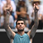 El español Carlos Alcaraz, tercer favorito del Abierto de Australia, se acreditó este miércoles una maciza victoria por 6-0, 6-1 y 6-4 sobre el japonés Yoshihito Nishioka y avanzó a la tercera ronda el torneo.EFE/EPA/LUKAS COCH AUSTRALIA AND NEW ZEALAND OUT