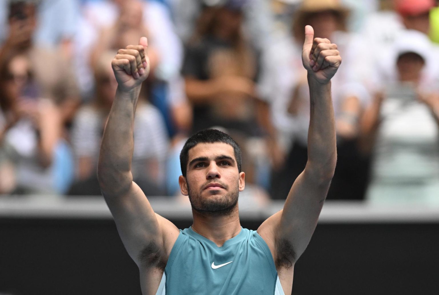 El español Carlos Alcaraz, tercer favorito del Abierto de Australia, se acreditó este miércoles una maciza victoria por 6-0, 6-1 y 6-4 sobre el japonés Yoshihito Nishioka y avanzó a la tercera ronda el torneo.EFE/EPA/LUKAS COCH AUSTRALIA AND NEW ZEALAND OUT