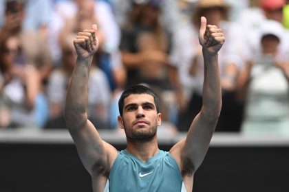 El español Carlos Alcaraz, tercer favorito del Abierto de Australia, se acreditó este miércoles una maciza victoria por 6-0, 6-1 y 6-4 sobre el japonés Yoshihito Nishioka y avanzó a la tercera ronda el torneo.EFE/EPA/LUKAS COCH AUSTRALIA AND NEW ZEALAND OUT