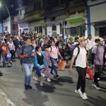 Migrantes caminan al inicio de una caravana que se dirige a la frontera norte de México este jueves, en el municipio de Tapachula en Chiapas (México). EFE/ Juan Manuel Blanco