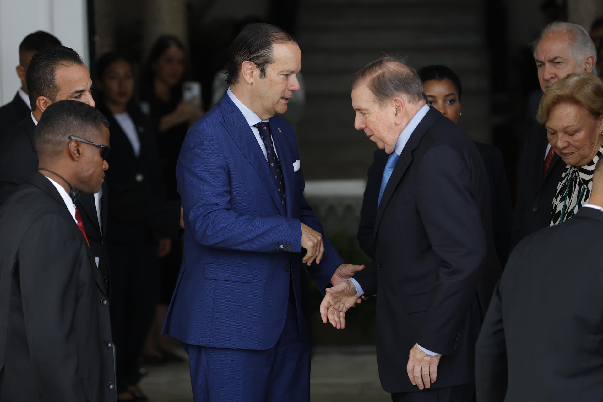 El líder opositor venezolano Edmundo González Urrutia (d) saluda al canciller panameño Javier Martínez-Acha este miércoles, a su llegada al Palacio de las Garzas (sede de Gobierno) en la Ciudad de Panamá (Panamá). EFE/ Bienvenido Velasco
