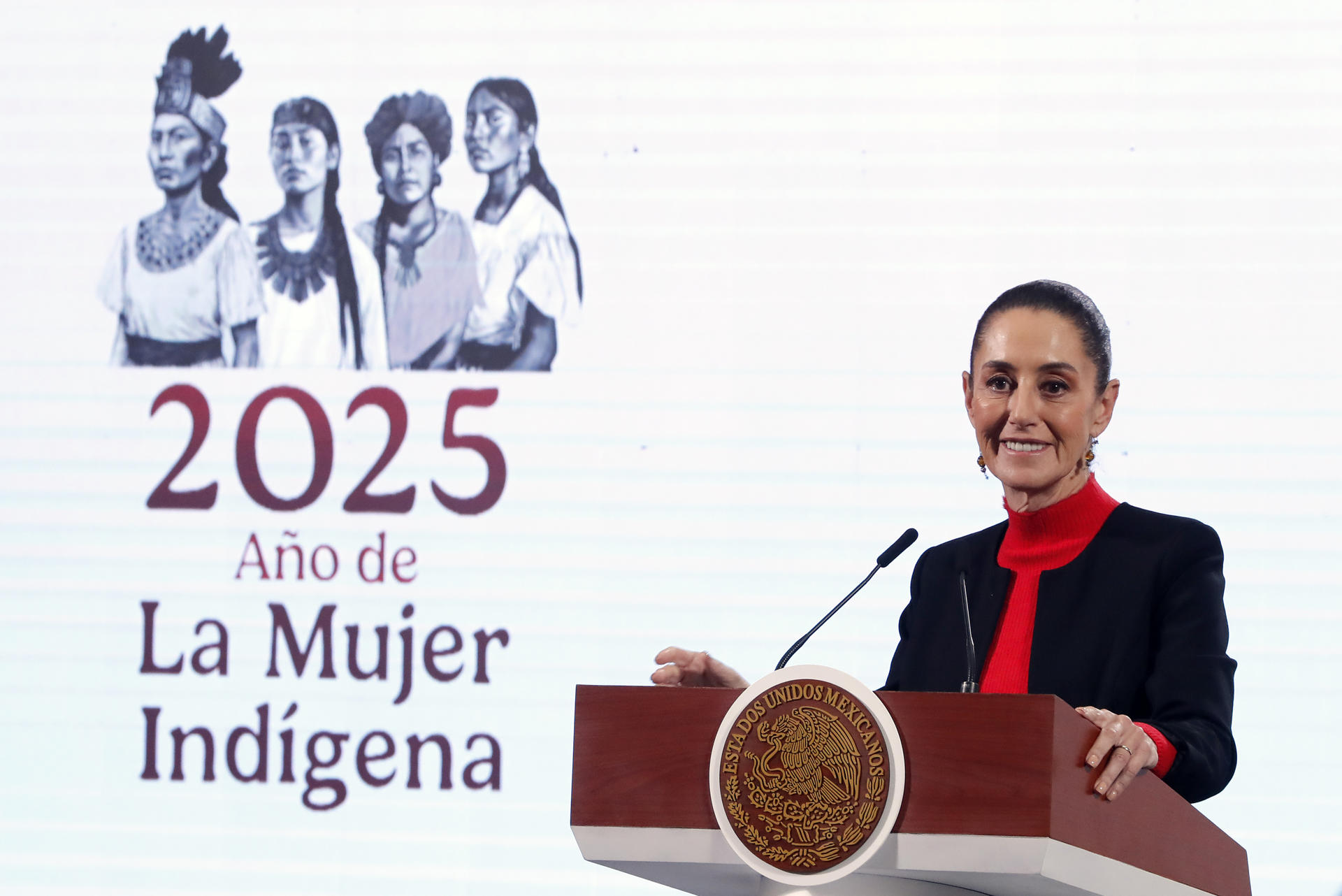 La presidenta de México, Claudia Sheinbaum, habla durante una rueda de prensa este jueves, en el Palacio Nacional de la Ciudad de México (México). EFE/ Mario Guzmán
