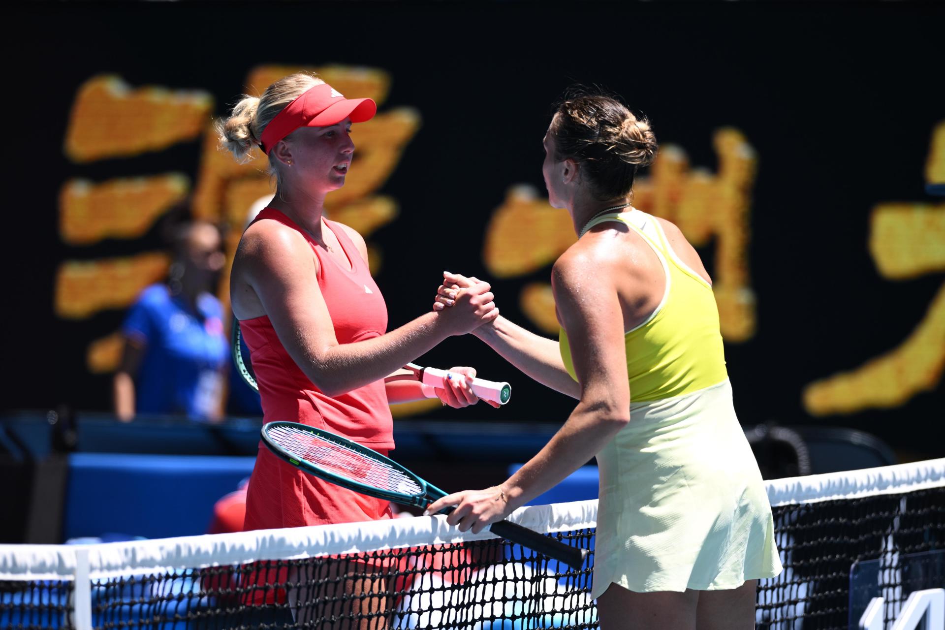 La bielorrusa Aryna Sabakenka, número uno del mundo y actual campeona del Abierto de Australia (d), saluda este jueves a la danesa Clara Tauson tras derrotarla por 7-6(5) y 6-4 en la tercera ronda del torneo que transcurre en Melbourne. EFE/EPA/JOEL CARRETT
