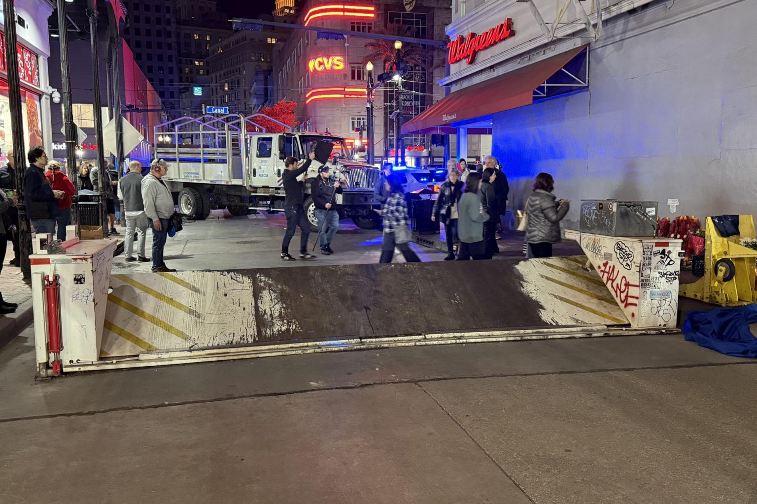 Fotografía de una barricada metálica en una calle este jueves, en Nueva Orleans (EE.UU.). EFE/ Octavio Guzmán