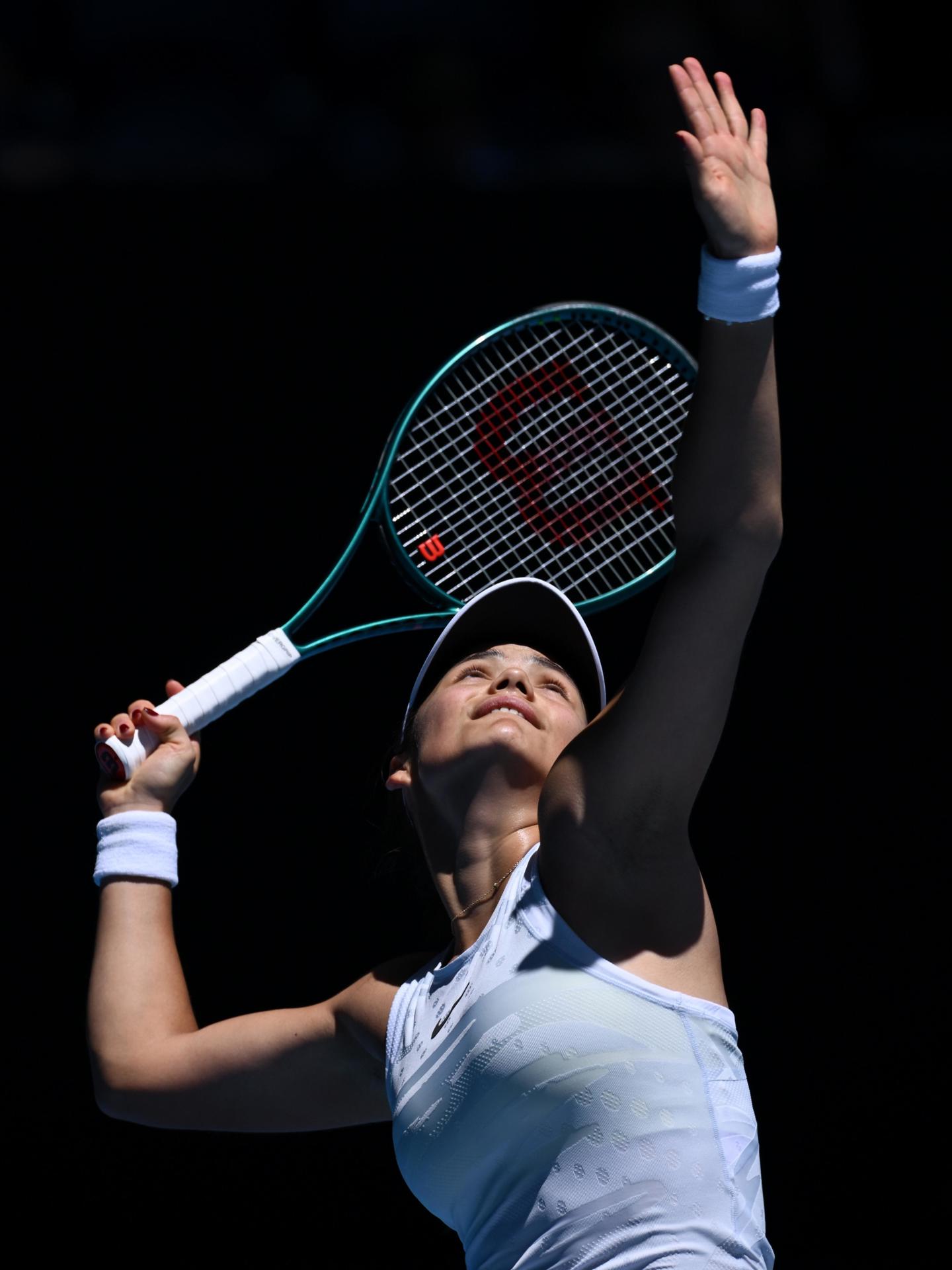 La británica Emma Raducanu se despidió este viernes del Abierto de Australia al caer sin atenuantes ante la polaca Iga Swiatek por 6-1 y 6-0 en el juego por un cupo en los octavos de final. EFE/EPA/JOEL CARRETT
