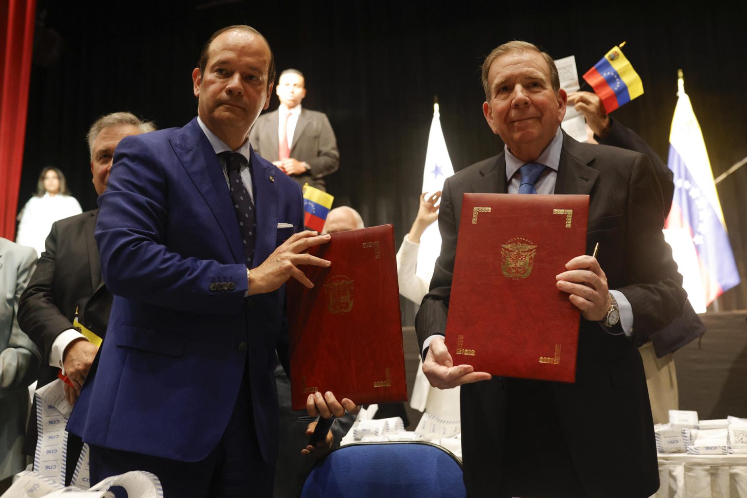 El canciller de Panamá, Javier Martínez-Acha (i), y el líder opositor venezolano, Edmundo González Urrutia, sostienen documentos luego de presentar actas electorales este miércoles, en Ciudad de Panamá (Panamá). EFE/ Bienvenido Velasco