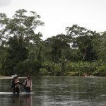 Fotografía de archivo de Luis, un migrante venezolano cargando a su hijo Matías Infante de 1 año junto a su esposa Sharon Morales, a través del río Tuquesa, en Bajo Chiquito, Darien (Panamá). EFE/ Bienvenido Velasco