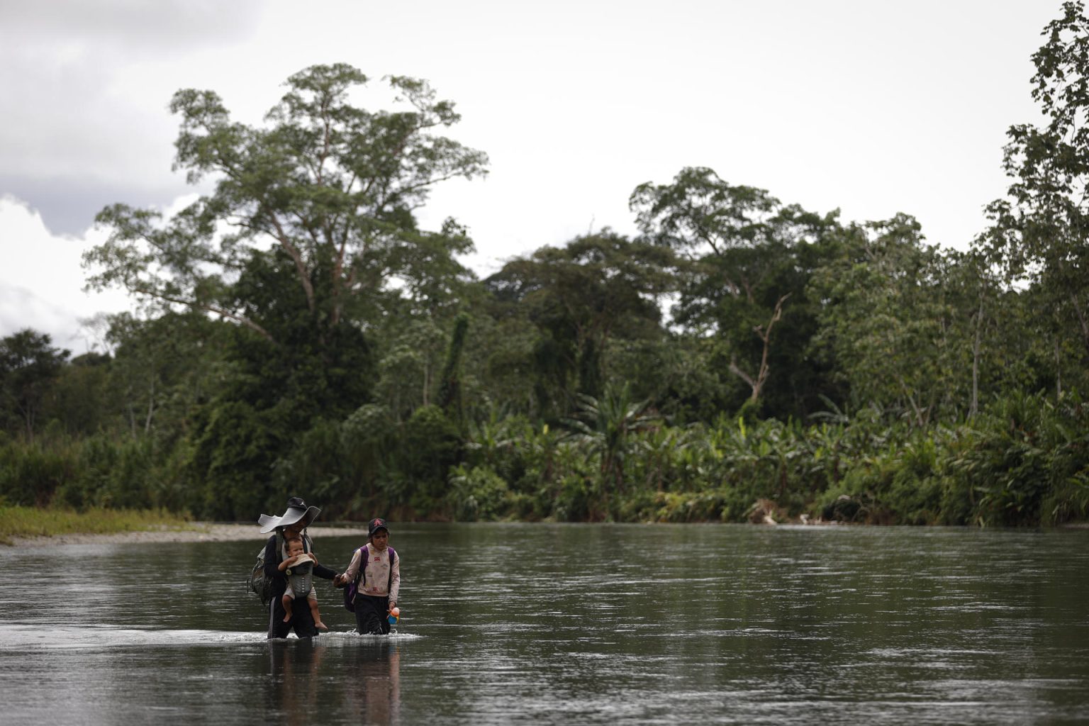 Fotografía de archivo de Luis, un migrante venezolano cargando a su hijo Matías Infante de 1 año junto a su esposa Sharon Morales, a través del río Tuquesa, en Bajo Chiquito, Darien (Panamá). EFE/ Bienvenido Velasco