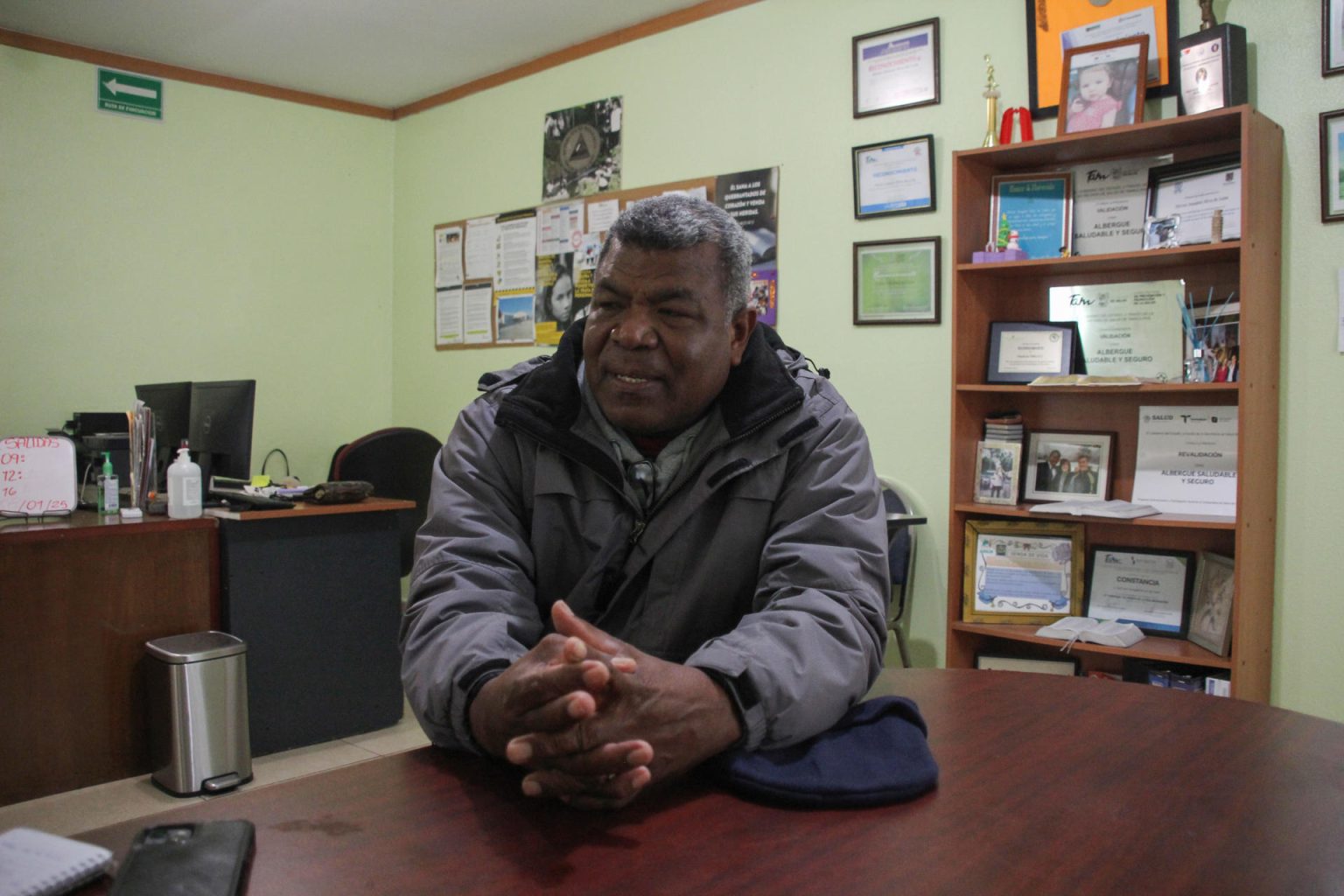 Fotografía del 9 de enero de 2025 del pastor Héctor Silva, director del albergue Senda de Vida 2, durante una entrevista con EFE en Reynosa (México). EFE/ James Rodríguez