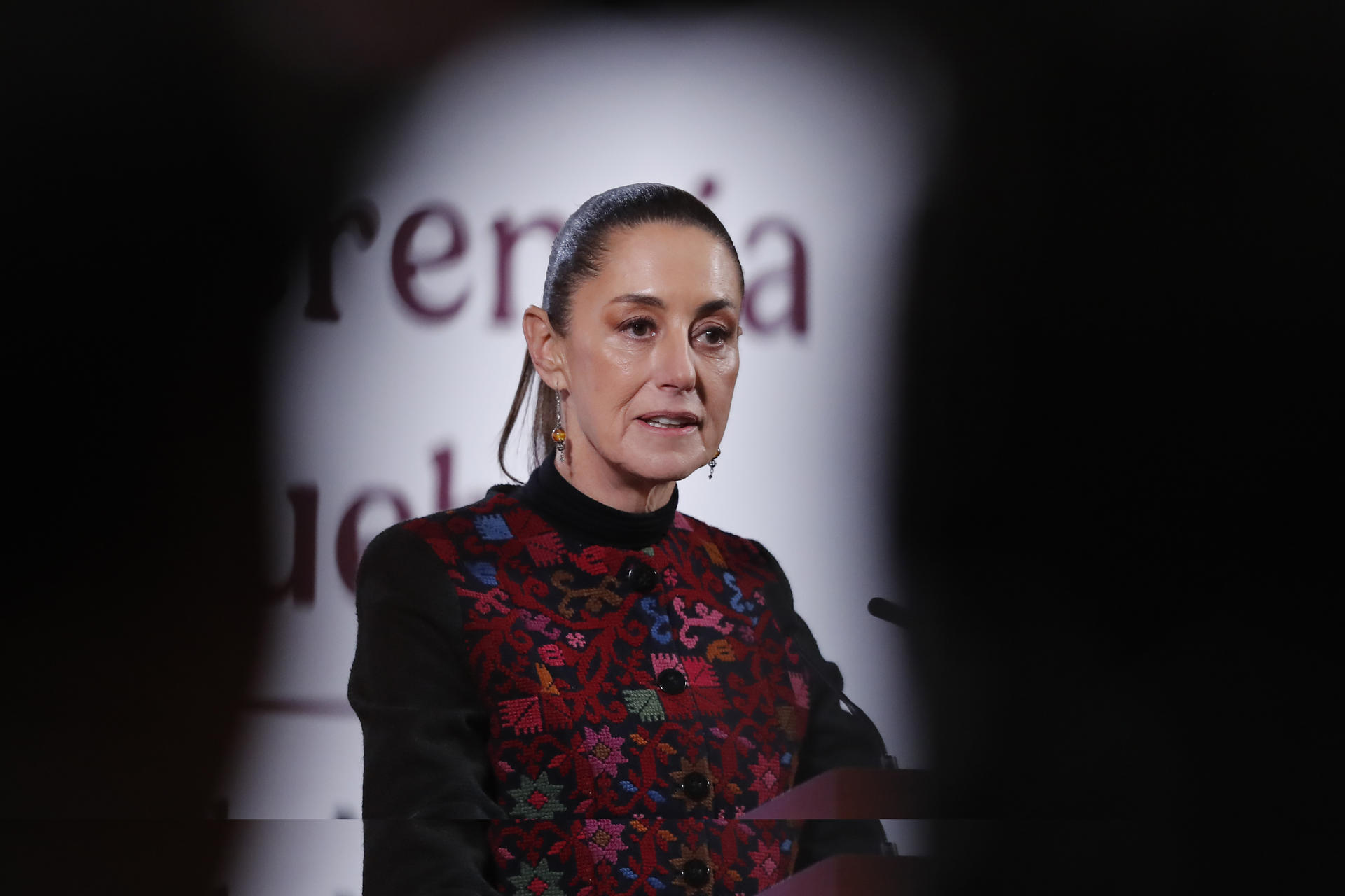 La presidenta de México, Claudia Sheinbaum, habla durante su rueda de prensa diaria este miércoles, en el Palacio Nacional en la Ciudad de México (México). EFE/ Mario Guzmán
