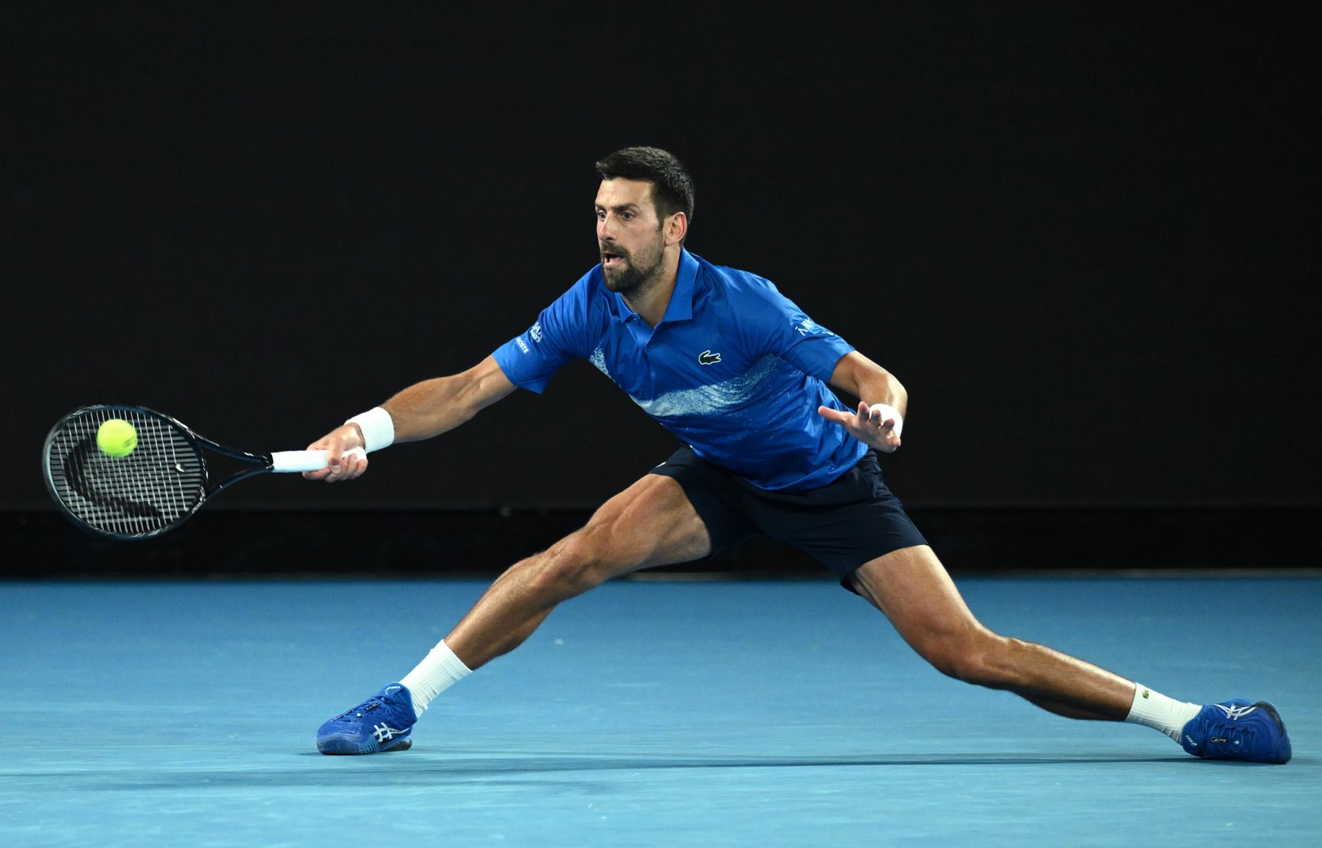 Novak Djokovic, en un momento de su partido de primera ronda contra el estadounidense Nishesh Basavareddy, en el Abierto de Australia. EFE/EPA/JOEL CARRETT
