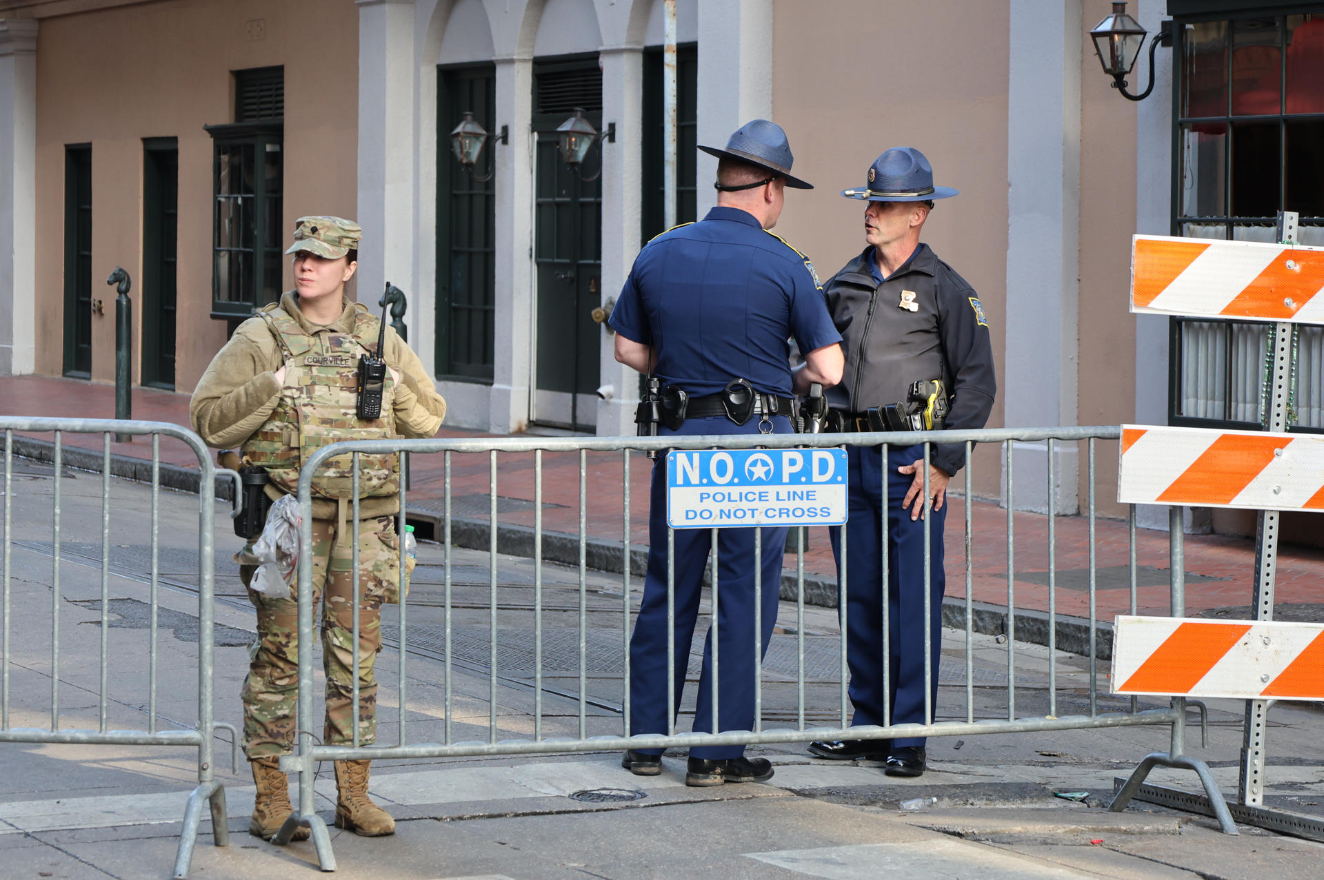 Dos policías y una militar custodian la zona donde se llevó a cabo un atentado de Año Nuevo, este jueves en Nueva Orleans (Estados Unidos). EFE/ Octavio Guzmán
