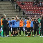 Jugadores de la selección sub-20 de Uruguay celebran la clasificación anticipada al hexagonal final del Campeonato Sudamericano de la categoría tras derrotar este miércoles por 2-0 a Perú, que al perder sus cuatro encuentros, quedó eliminada del torneo que se juega en Venezuela. EFE/ Edison Suárez