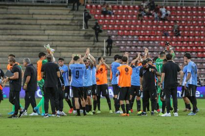 Jugadores de la selección sub-20 de Uruguay celebran la clasificación anticipada al hexagonal final del Campeonato Sudamericano de la categoría tras derrotar este miércoles por 2-0 a Perú, que al perder sus cuatro encuentros, quedó eliminada del torneo que se juega en Venezuela. EFE/ Edison Suárez