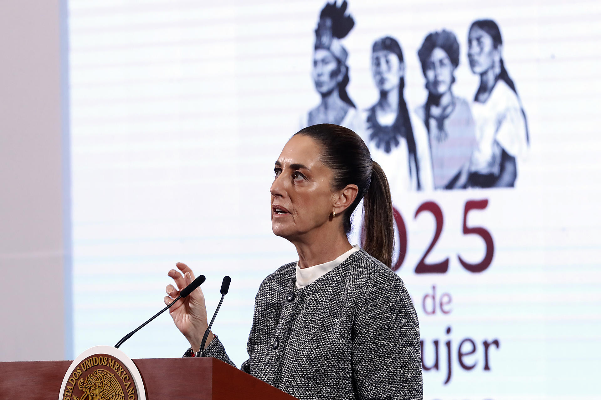 La presidenta de México, Claudia Sheinbaum, habla durante una rueda de prensa este lunes, en el Palacio Nacional en la Ciudad de México (México). EFE/ Mario Guzmán
