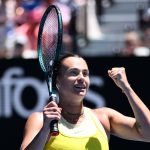 La bielorrusa Aryna Sabakenka, número uno del mundo y actual campeona del Abierto de Australia, sufrió este jueves para superar a la danesa Clara Tauson por 7-6(5) y 6-4 y avanzar a la cuarta ronda del torneo que se disputa en Melbourne. EFE/EPA/JOEL CARRETT