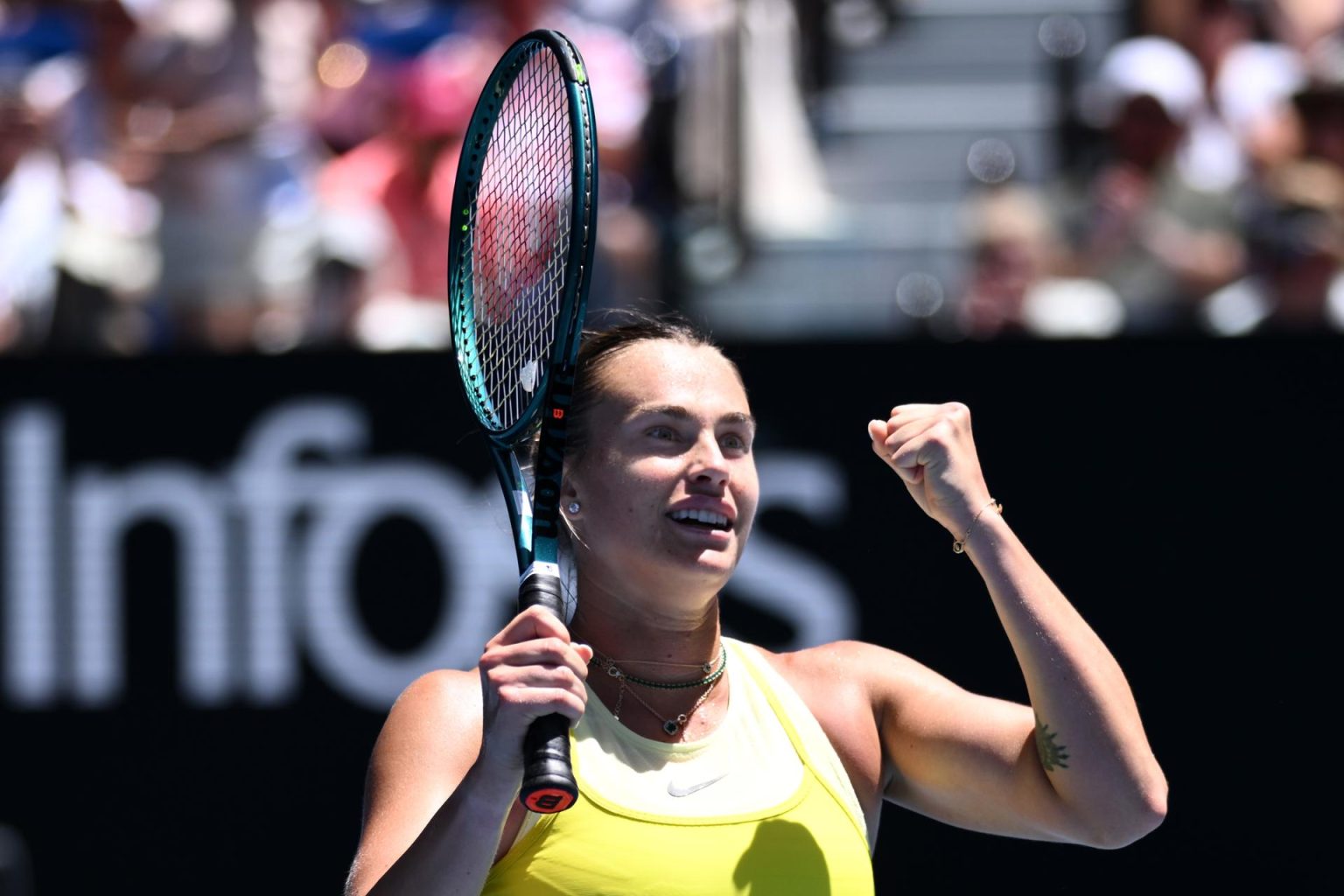 La bielorrusa Aryna Sabakenka, número uno del mundo y actual campeona del Abierto de Australia, sufrió este jueves para superar a la danesa Clara Tauson por 7-6(5) y 6-4 y avanzar a la cuarta ronda del torneo que se disputa en Melbourne. EFE/EPA/JOEL CARRETT