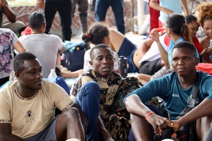 Migrantes permanecen en un campamento improvisado este miércoles, en el municipio de Tapachula en Chiapas (México). EFE/ Juan Manuel Blanco