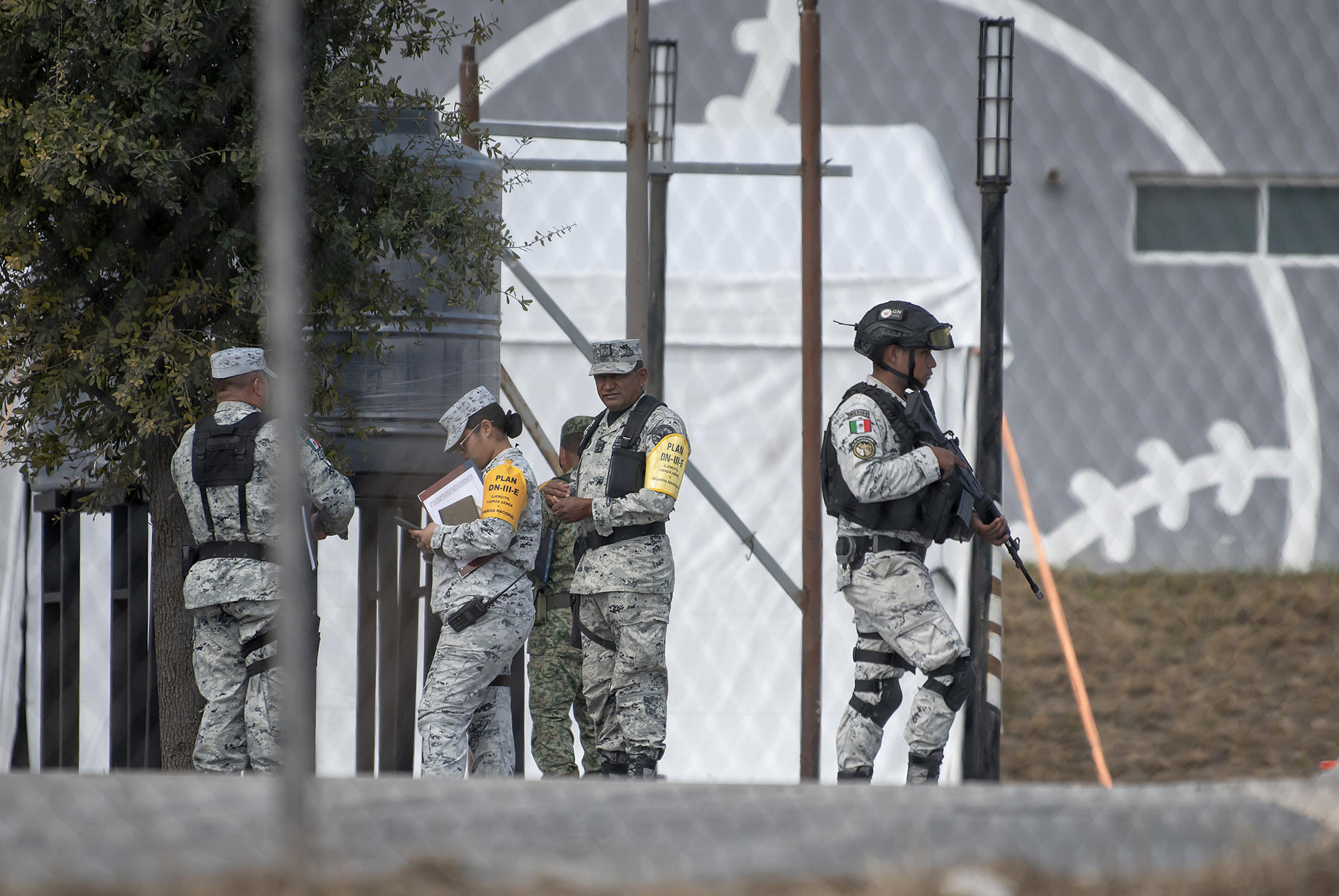 Personal de la Guardia Nacional (GN) resguardan un albergue temporal para migrantes este miércoles, en el Gimnasio Alianza del municipio El Carmen en Nuevo León (México). EFE/ Miguel Sierra
