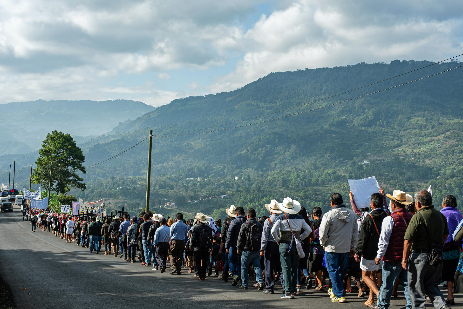 Indígenas participan en una marcha en rechazo a la violencia este domingo, en Chenalhó estado de Chiapas (México). EFE/ Carlos López
