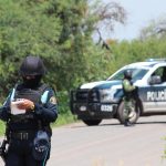 Imagen de archivo de policías que prestan guardia en la zona donde un vehículo policial fue atacado por grupos armados, en Guanajuato (México). EFE/ STR