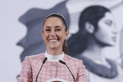 La presidenta de México, Claudia Sheinbaum, reacciona durante su rueda de prensa diaria este jueves, en el Palacio Nacional en la Ciudad de México (México). EFE/ Mario Guzmán