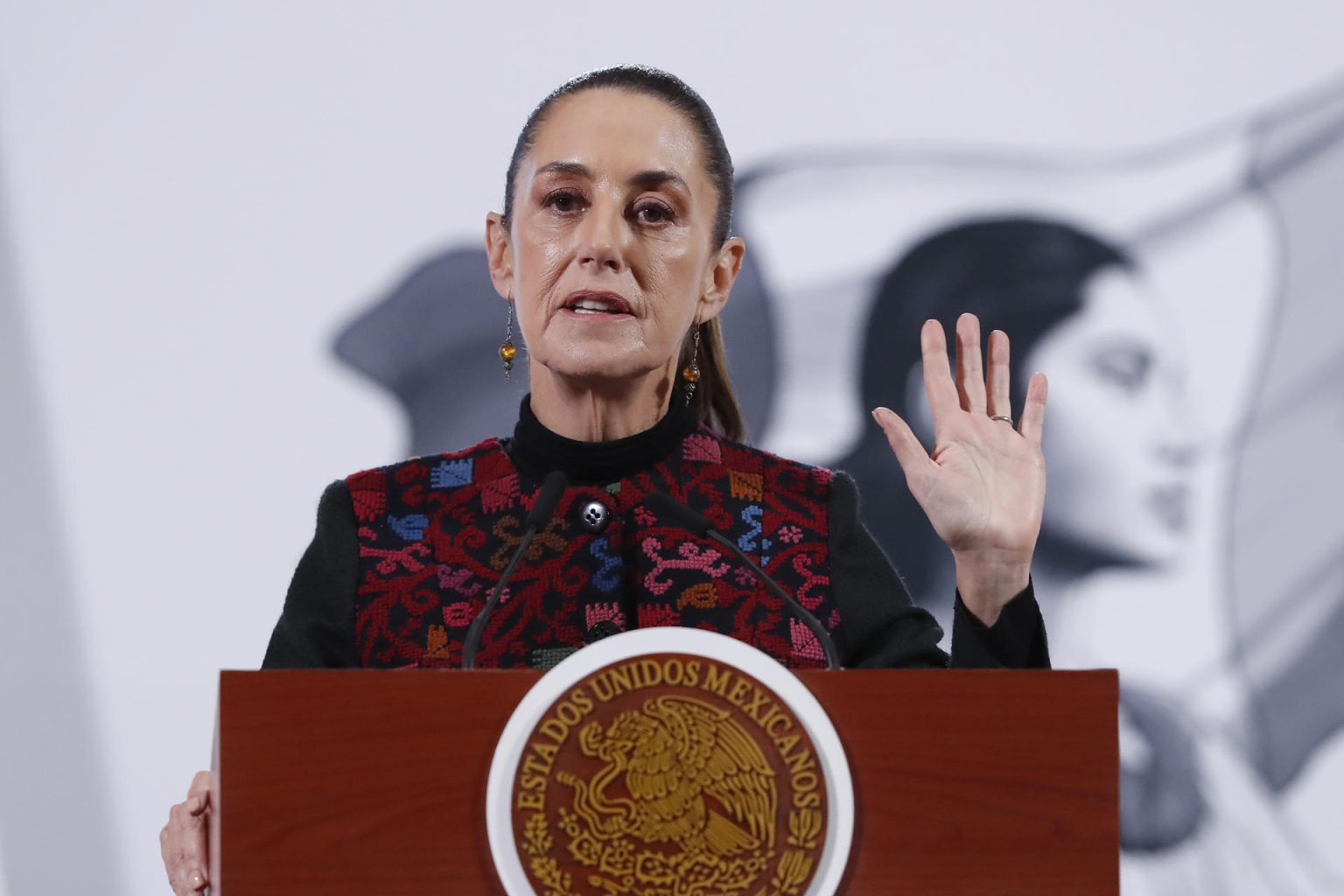 La presidenta de México, Claudia Sheinbaum, habla durante una rueda de prensa este miércoles, en el Palacio Nacional de la Ciudad de México (México). EFE/ Mario Guzmán