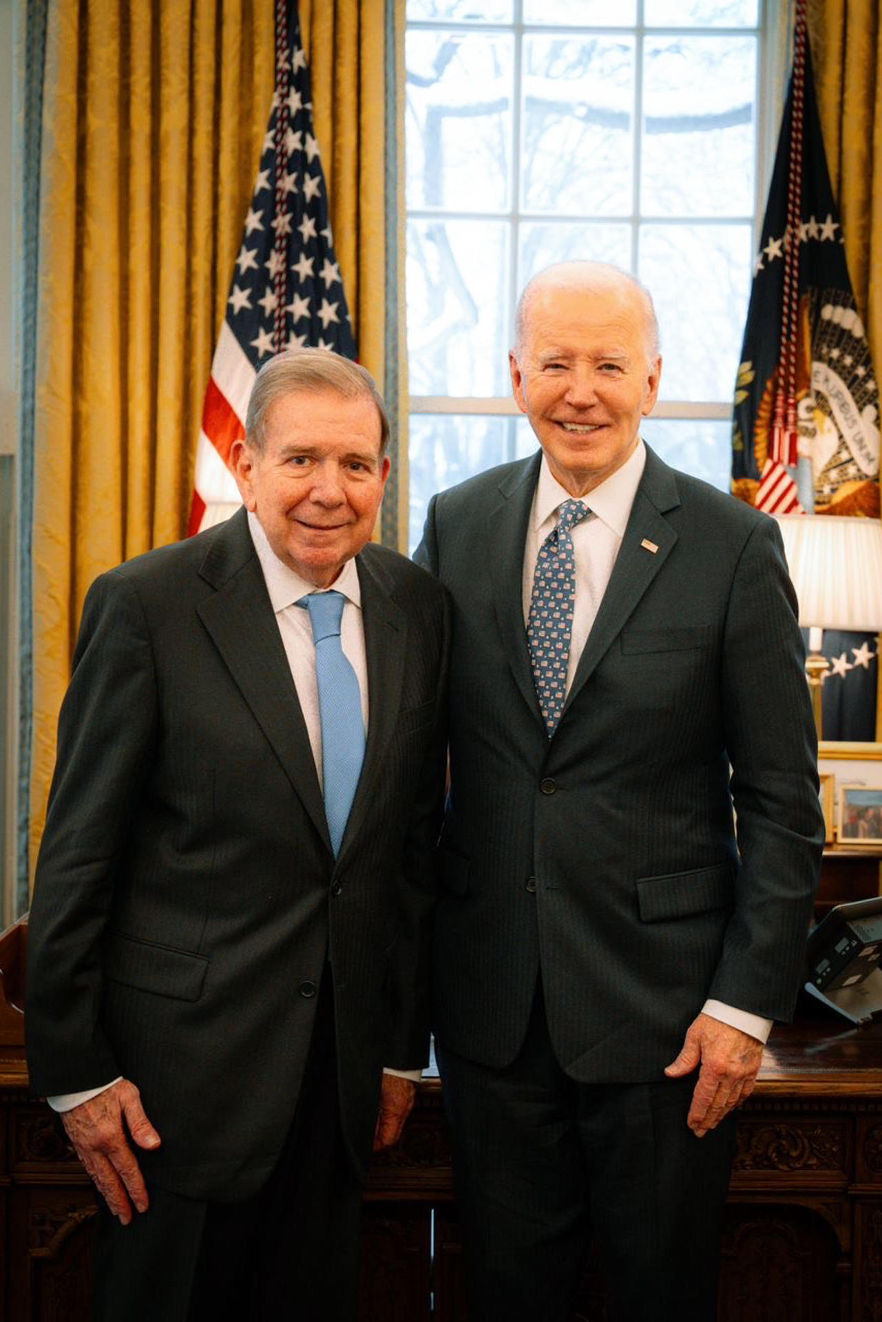 Fotografía cedida por la oficina de prensa de Edmundo González del líder opositor venezolano Edmundo González Urrutia (i) posando durante una reunión con el presidente de los Estados Unidos, Joe Biden, este lunes, en la Casa Blanca en Washington (EE.UU.). EFE/ Oficina de prensa de Edmundo González /SOLO USO EDITORIAL/ SOLO DISPONIBLE PARA ILUSTRAR LA NOTICIA QUE ACOMPAÑA (CRÉDITO OBLIGATORIO)
