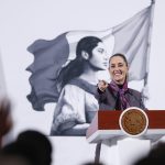 La presidenta de México, Claudia Sheinbaum reacciona durante una rueda de prensa este martes, en el Palacio Nacional de la Ciudad de México (México). EFE/ Mario Guzmán