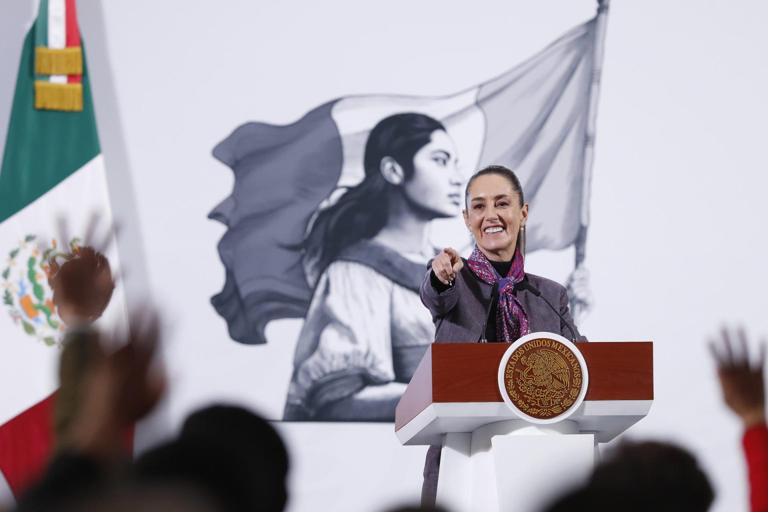 La presidenta de México, Claudia Sheinbaum reacciona durante una rueda de prensa este martes, en el Palacio Nacional de la Ciudad de México (México). EFE/ Mario Guzmán