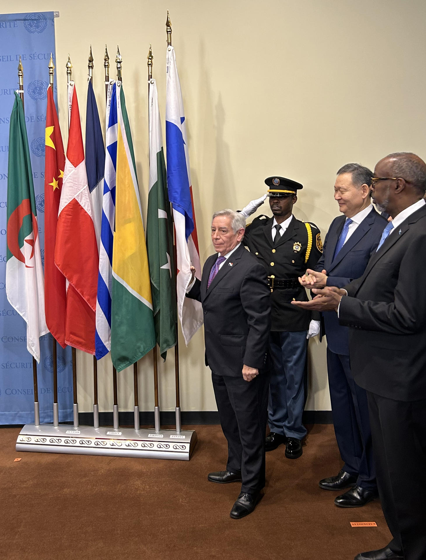 El embajador de Panamá ante la ONU, Eloy Alfaro de Alba (c), participa durante una ceremonia del Consejo de Seguridad, este jueves en Nueva York (Estados Unidos). EFE/ Javier Otazu
