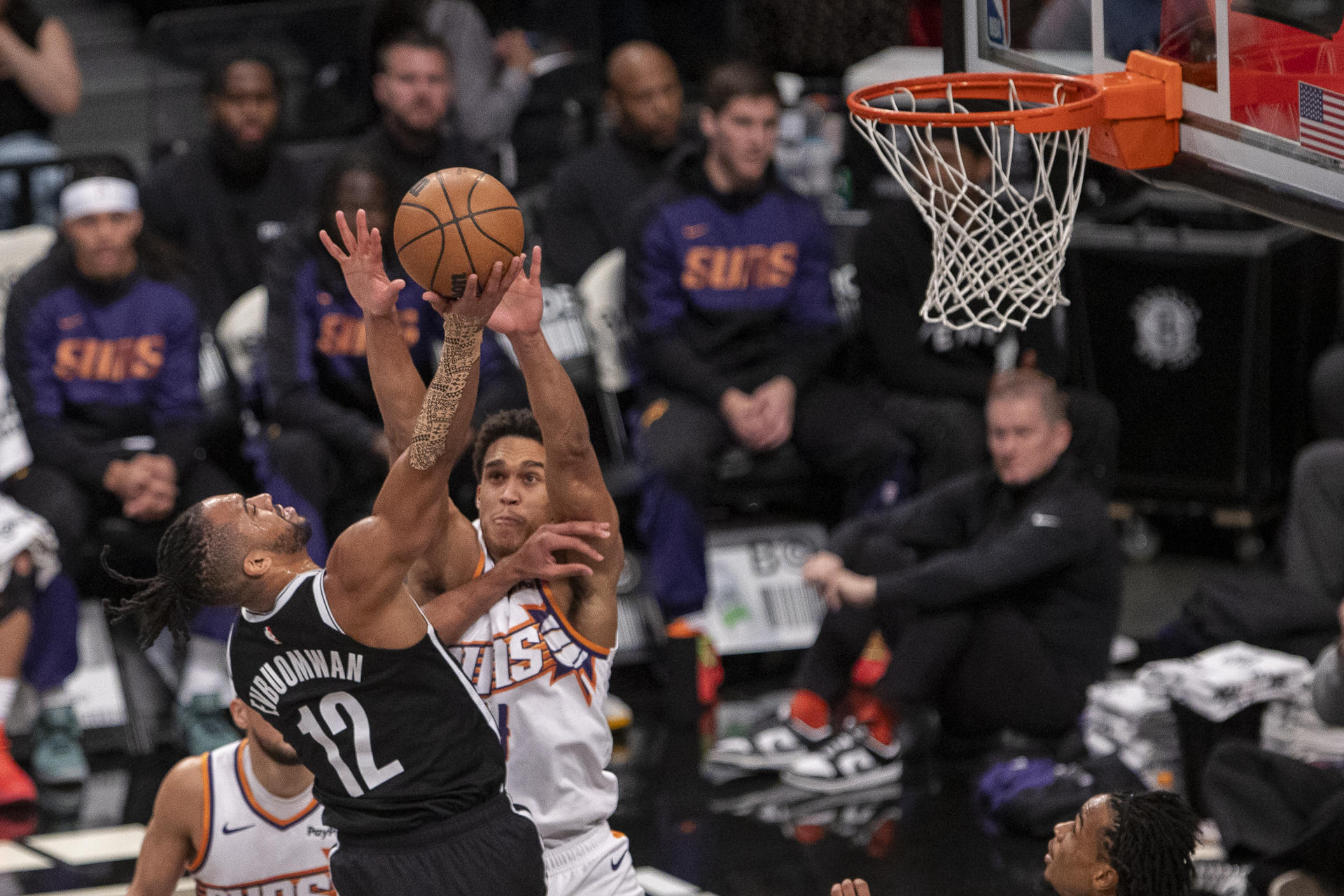 Tosan Evbuomwan (i) de Brooklyn Nets, disputa un balón con Oso Ighodaro de Phoenix Suns este miércoles, durante el que ganaron los visitantes por 84-108 en el Barclays Center en Nueva York. EFE/ Ángel Colmenares
