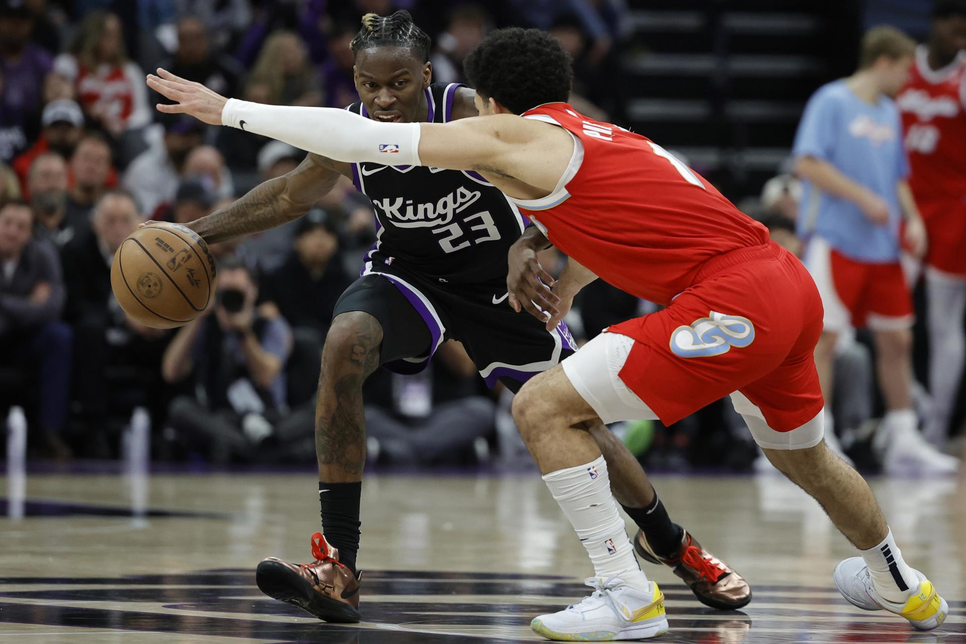 El guardia de Sacramento Kings, Keon Ellis (i), avanza con el balón ante la presión del guardia de Memphis Grizzlies, Scotty Pippen Jr. (d), durante el partido jugado este sábado en Sacramento (California) . EFE/EPA/JOHN G. MABANGLO
