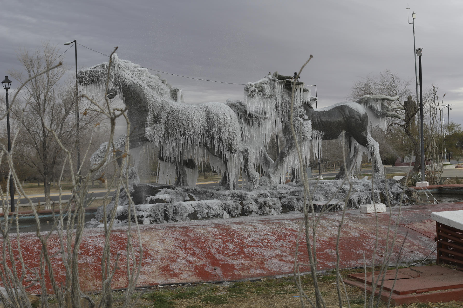 El Monumento "Los Indomables" amaneció congelado debido a gélido clima invernal, este miércoles en Ciudad Juárez (México). EFE/ Luis Torres
