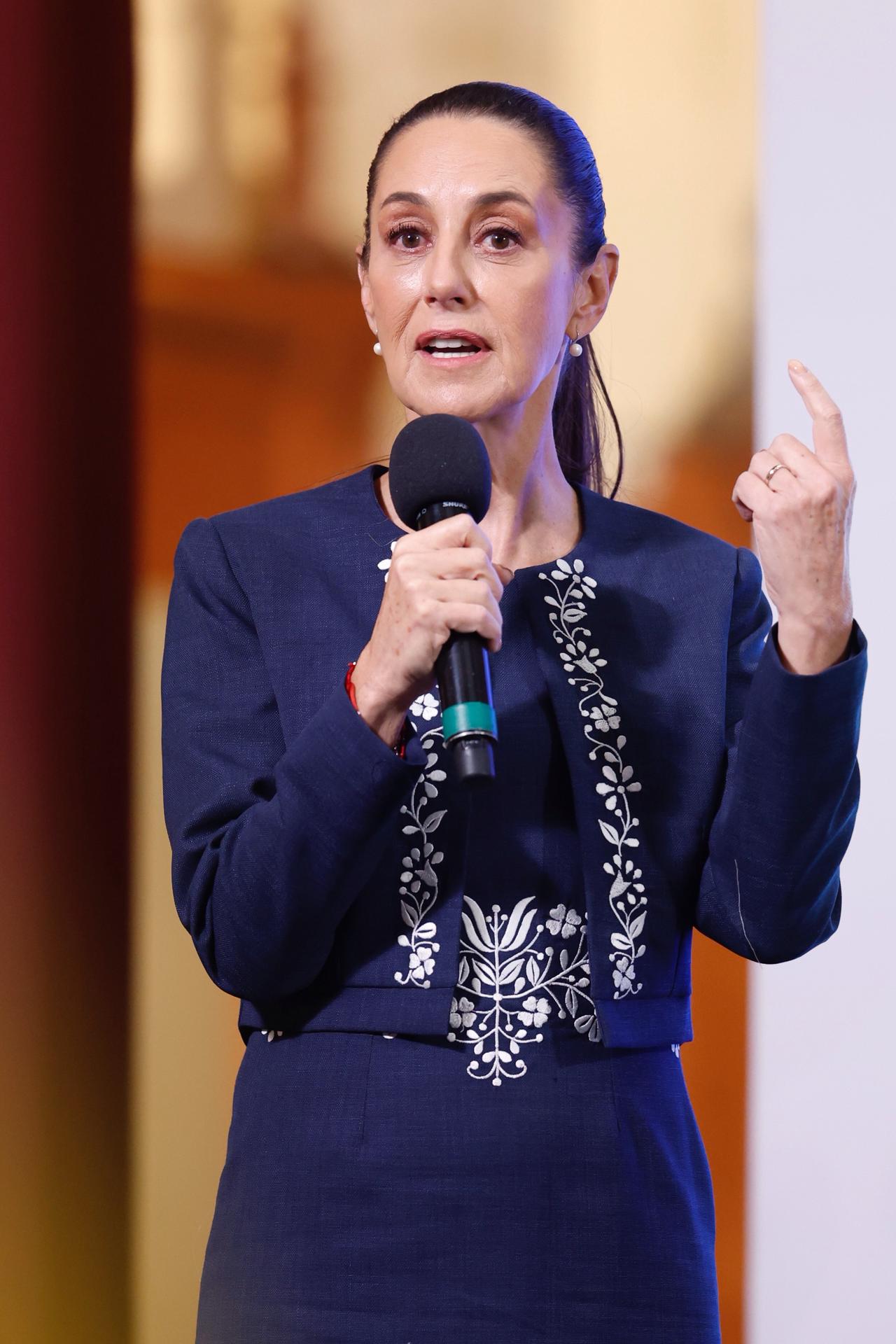 La presidenta de México, Claudia Sheinbaum, participa este viernes durante su conferencia matutina en Palacio Nacional en la Ciudad de México (México). EFE/ Sáshenka Gutiérrez
