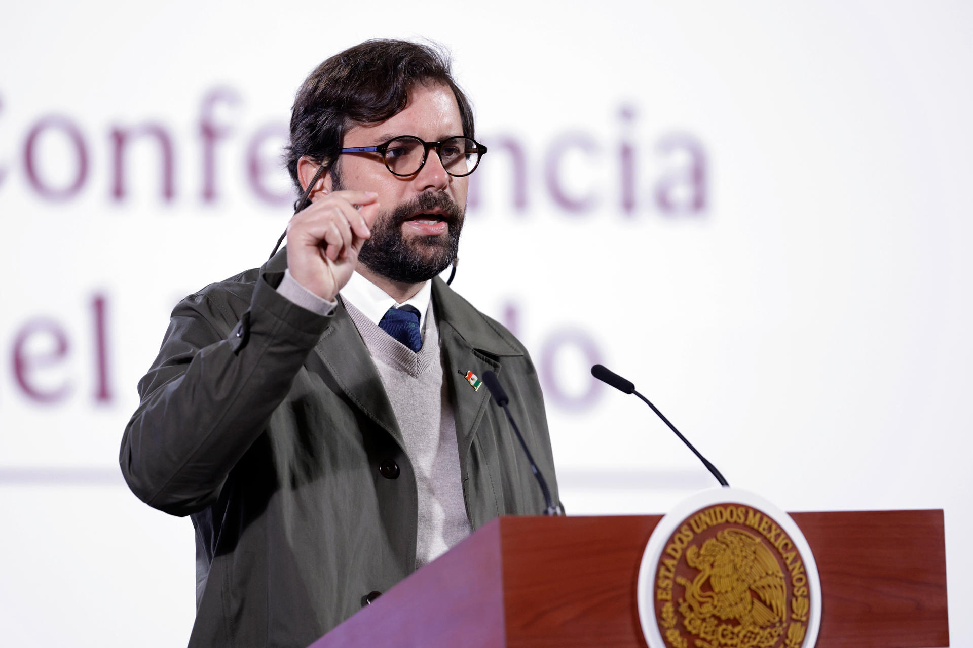 El director general del IMSS Bienestar, Alejandro Svarch, habla durante una rueda de prensa este jueves, en el Palacio Nacional de Ciudad de México (México). EFE/ Sáshenka Gutiérrez
