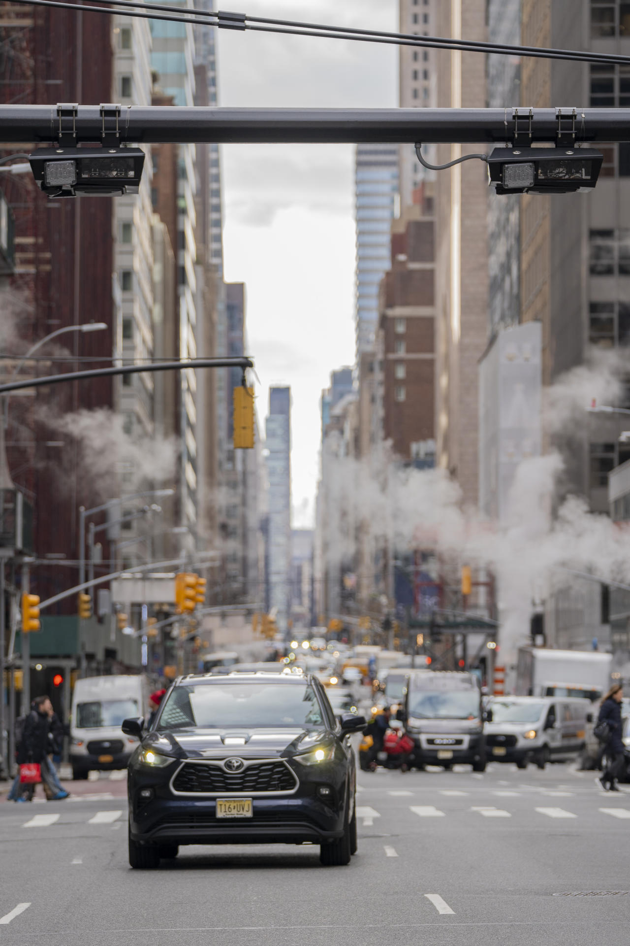 Un vehículo pasa por debajo de un sensor nuevo de tránsito este jueves, Nueva York (EE.UU.). EFE/ Ángel Colmenares