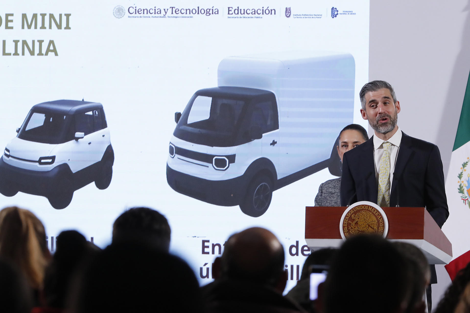 El encargado del proyecto de Olinia, Roberto Capuano, habla durante una rueda de prensa este lunes, en el Palacio Nacional en la Ciudad de México (México). EFE/ Mario Guzmán
