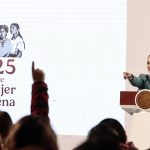 La presidenta de México, Claudia Sheinbaum, participa en una rueda de prensa este martes, en el Palacio Nacional en la Ciudad de México (México). EFE/ José Méndez