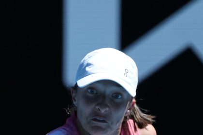 La polaca Iga Swiatek, segunda favorita del Abierto de Australia, avanzó este viernes a los octavos de final tras superar con contundencia a la británica Emma Raducanu por 6-1 y 6-0. EFE/EPA/Marcin Cholewinski