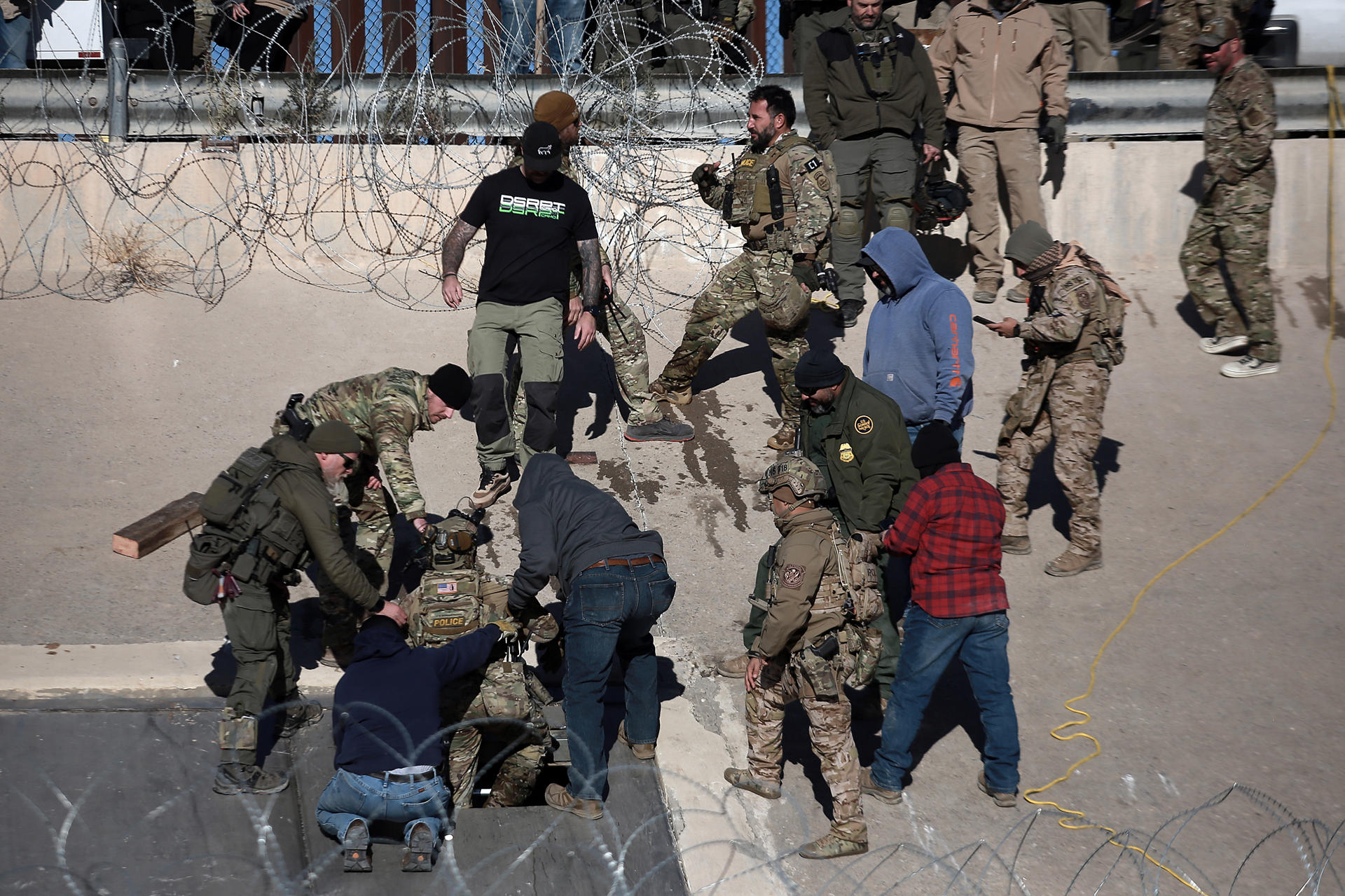 Autoridades de seguridad de México y Estadios Unidos, resguardan la zona donde se localizo un túnel clandestino en la frontera de Ciudad Juárez este viernes, en Chihuahua (México). EFE/ Luis Torres
